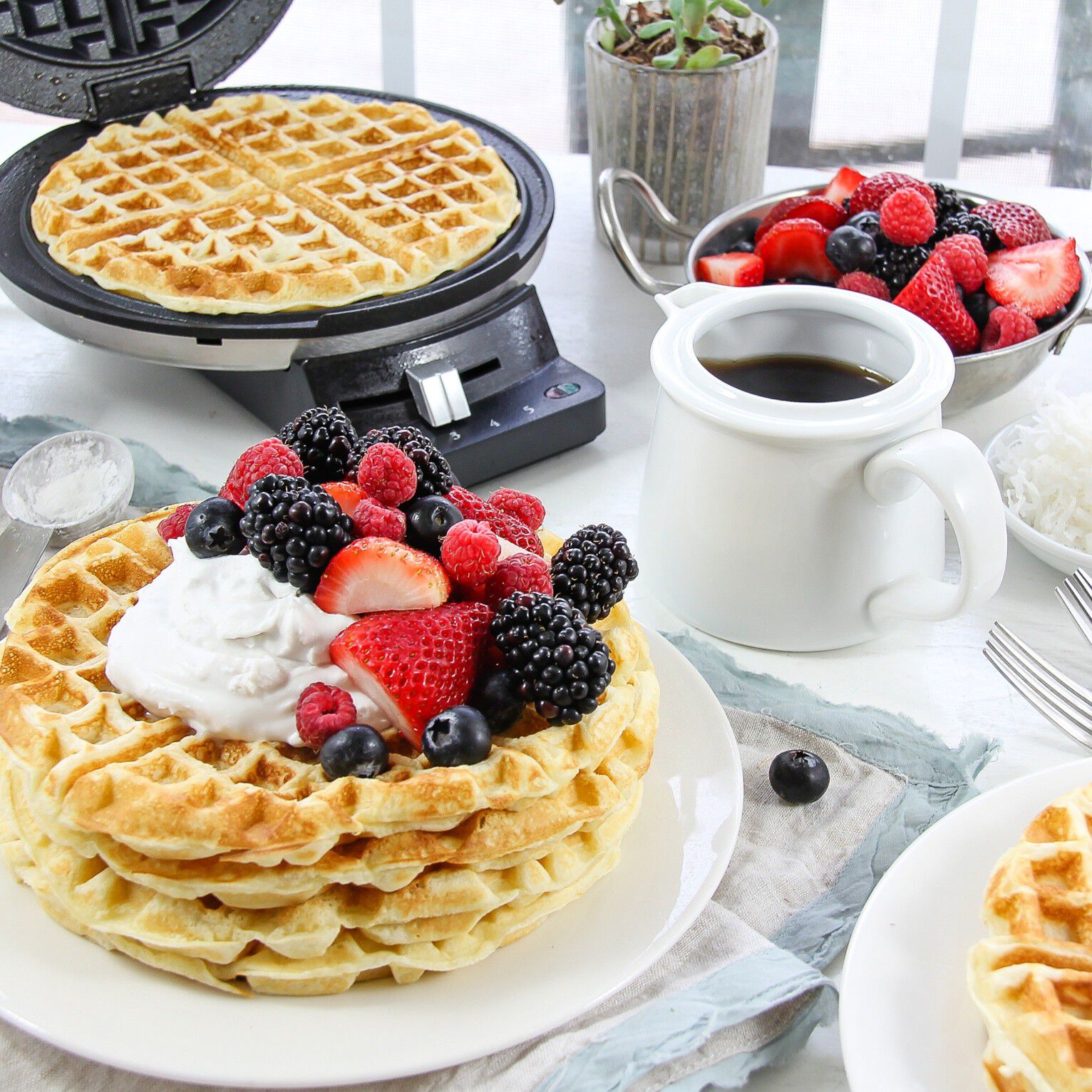 Round Classic Waffle Maker (WMR-CANAS) - Cuisinart