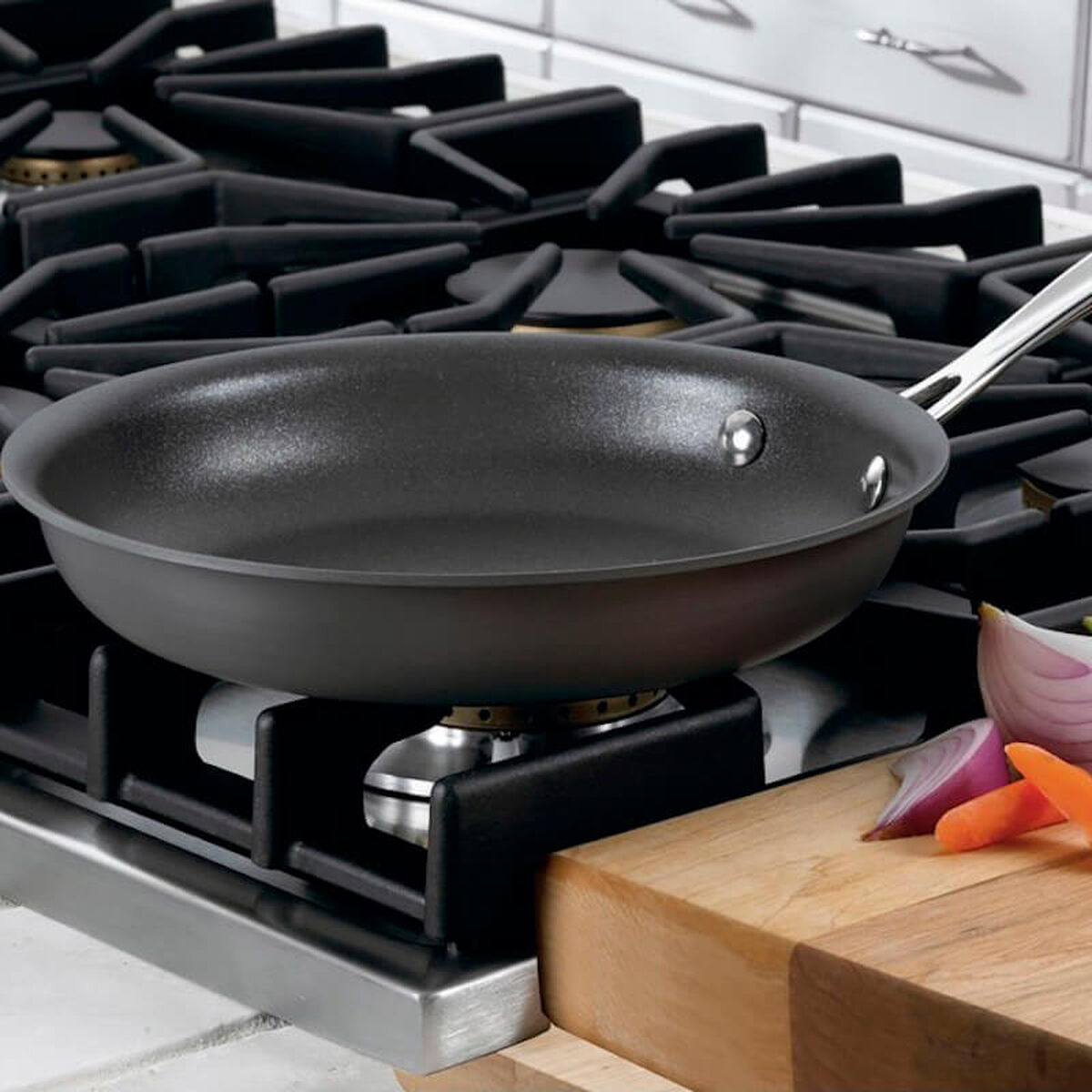 Discontinued Chef&rsquo;s Classic &trade; Nonstick Hard Anodized 8&rdquo; Skillet