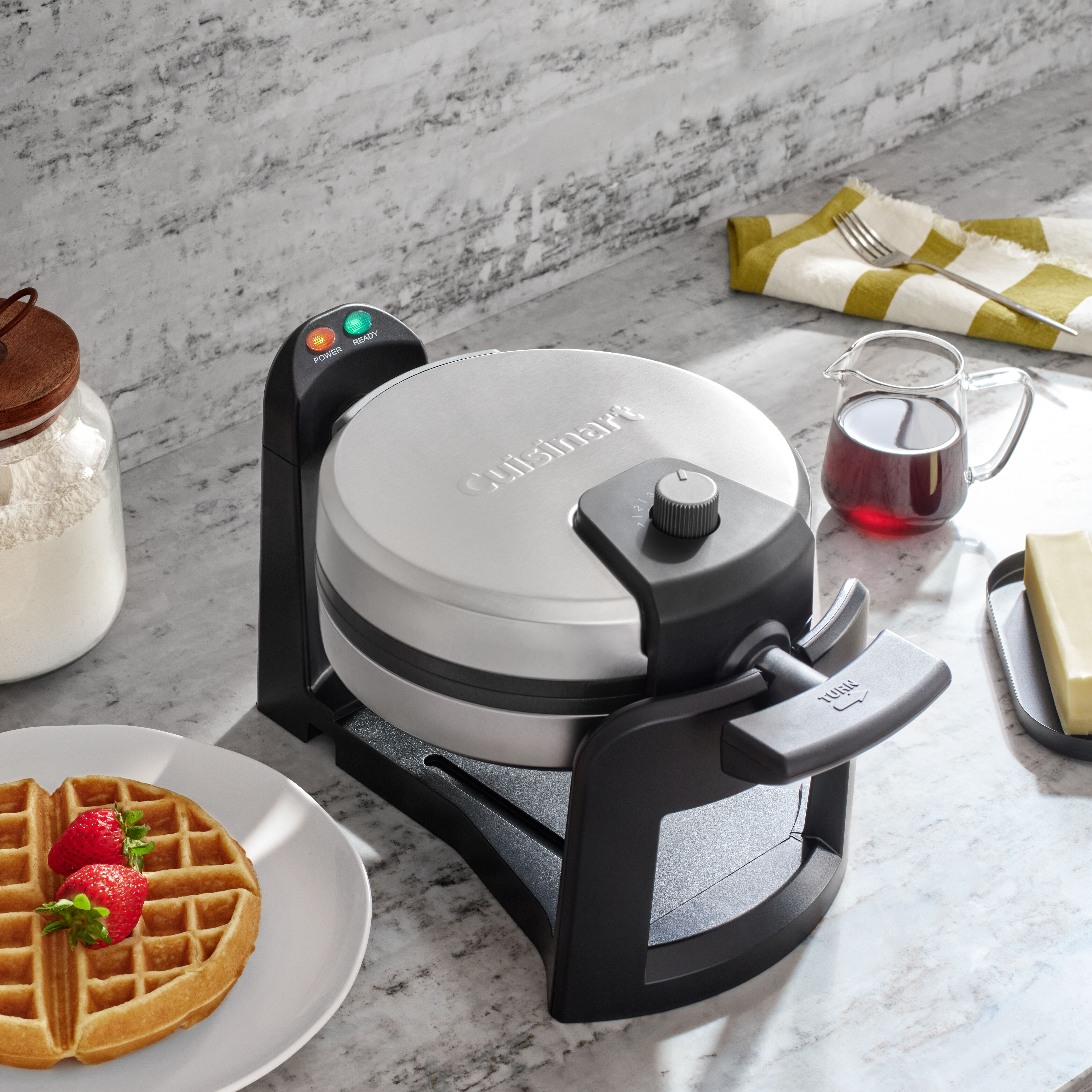 Cuisinart WAF-F30 ベルギーワッフルメーカー Round Flip Belgian Waffle Maker (WAF-F30NAS) - Cuisinart