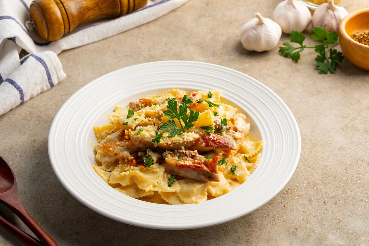 Creamy Garlic Farfalle with Chicken-1