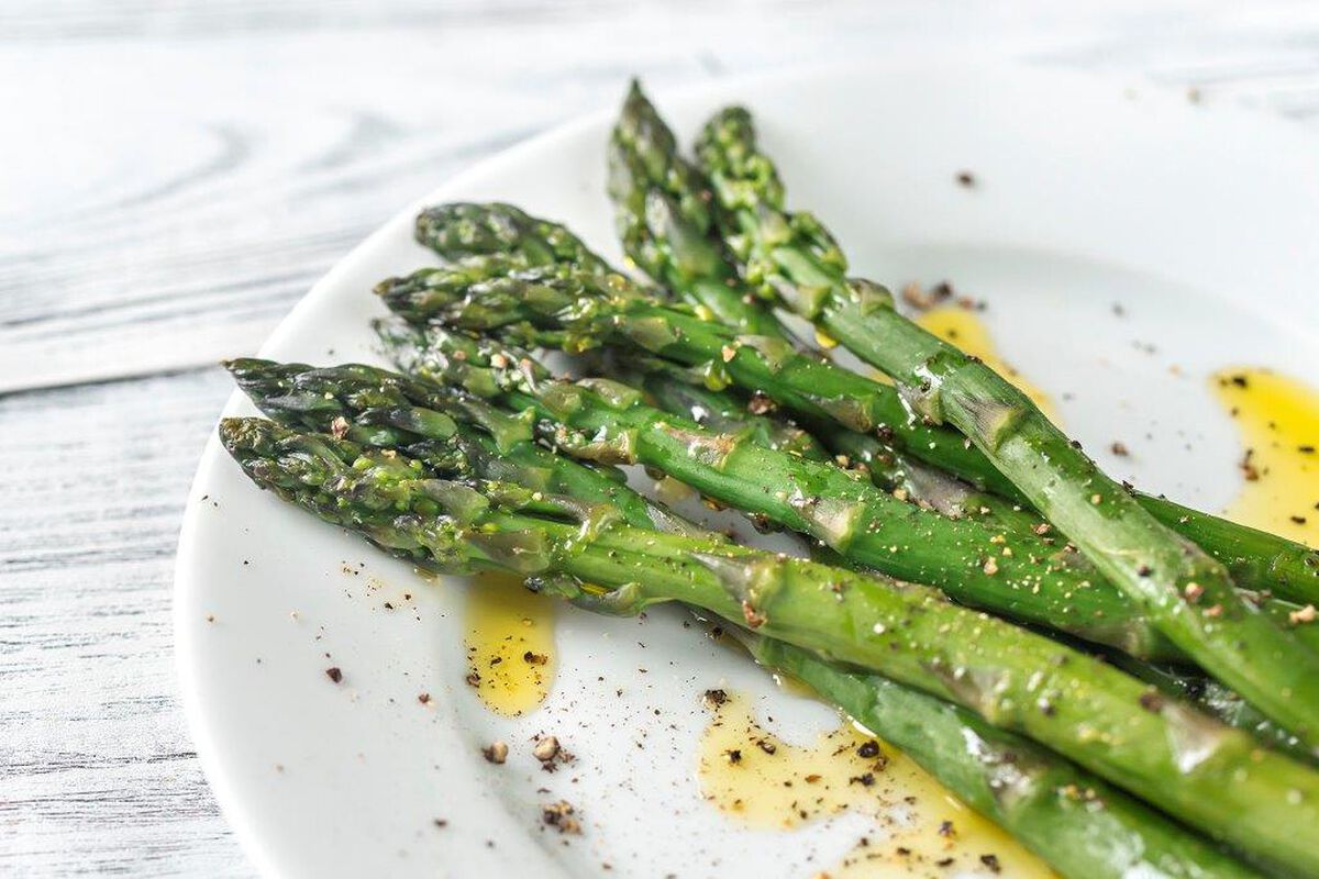 Roasted Asparagus with Toasted Pistachios-1