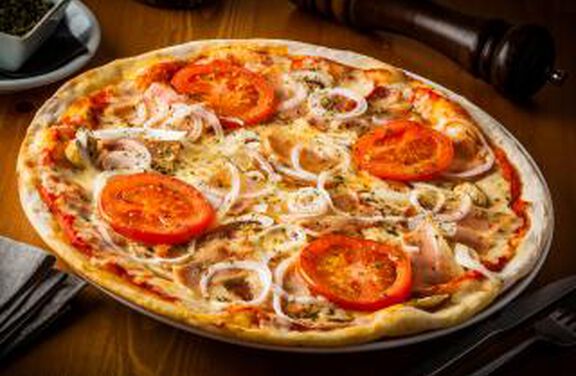 Tomato, Onion and Bacon Pizza