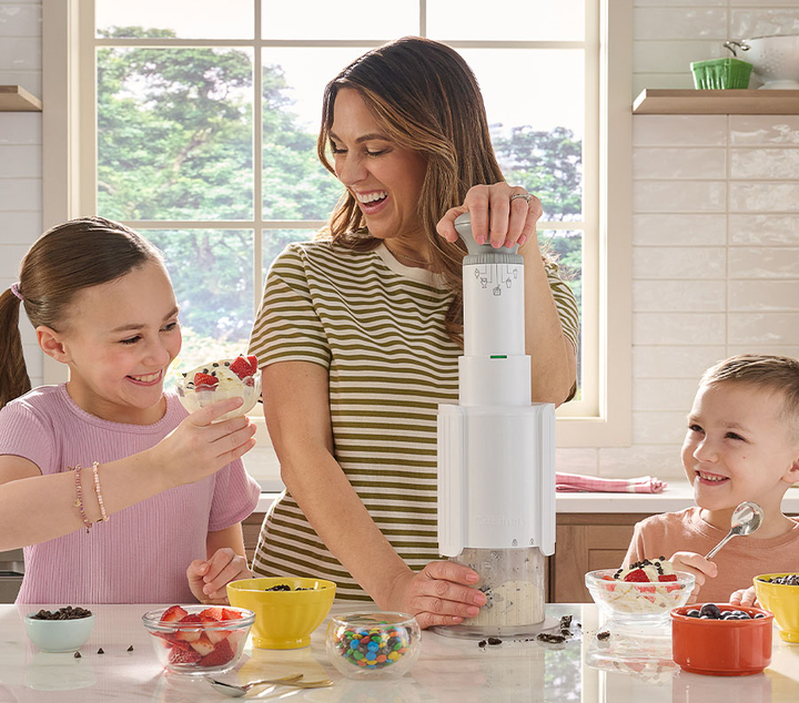 Mom using FastFreeze Max, kids enjoying ice cream.
