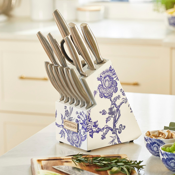 Cutlery set in patterned block