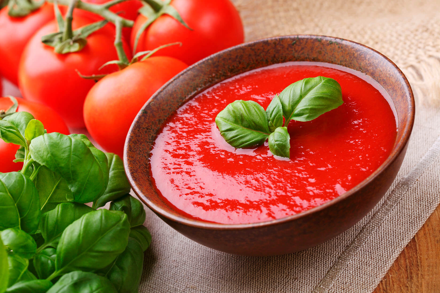 Рецепт кетчупа из помидор с чесноком. Томатный суп с базиликом. Puree Tomato суп. Соус. Пюре из томатов.