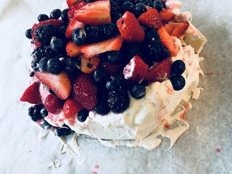 Pavlova with Peaches and Berries