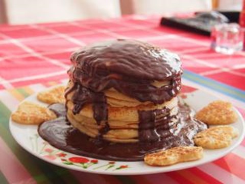 {VIDEO}Homemade american pancakes with chocolate and condensed milk