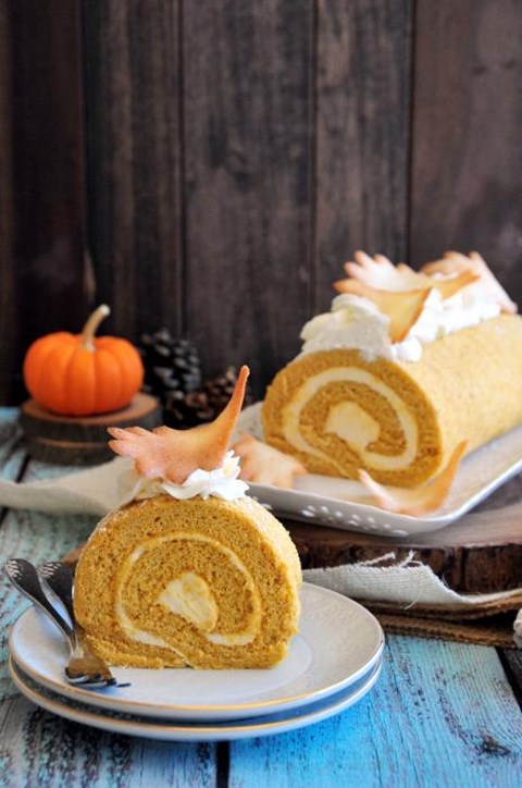 Pumpkin Roll Cake