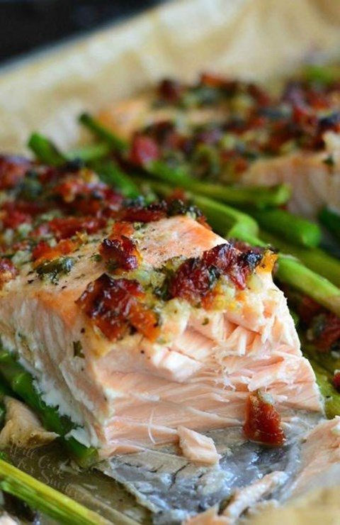 Salmon with lemon and sun dried tomatoes with asparagus