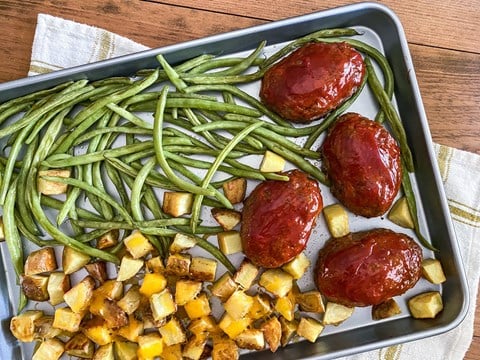 Mini Meatloaves with Cheesy Potatoes and Green Beans
